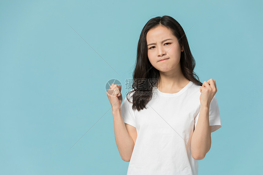 生气的女性双手握拳高清图片下载 正版图片 摄图网 生气的女性双手握拳高清图片下载 正版图片 摄图网