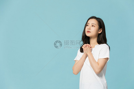 年轻女性祈祷许愿图片