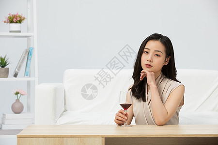 喝酒悲伤难过的女性图片