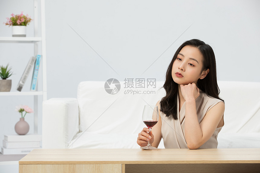 悲伤难过的女性图片