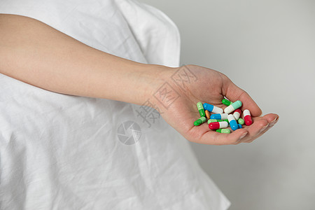 防止抑郁一只手捧着各种药背景
