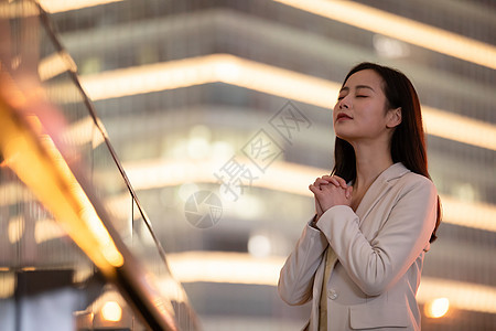 在城市里祈祷的女性图片