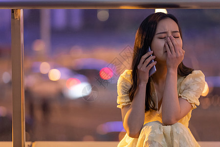 夜晚悲伤难过的女性图片