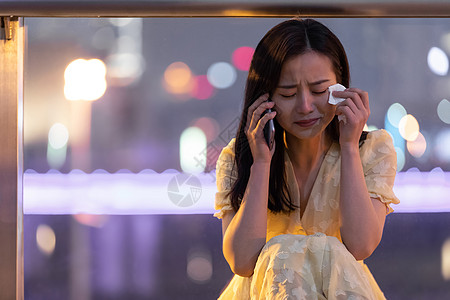 哭泣的女性打电话图片