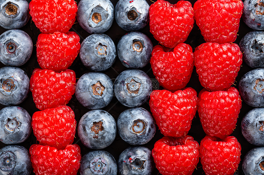 蓝莓和树莓排列在一起图片