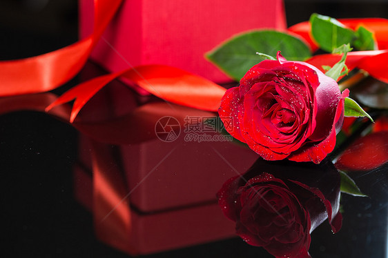 玫瑰花和红礼盒图片