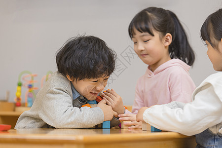 调皮小男孩和女孩子玩积木图片