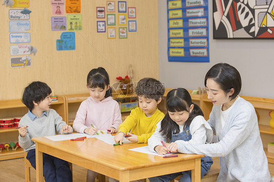 幼儿园老师教小朋友们画画图片