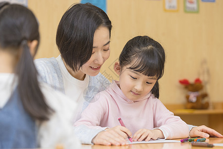 幼儿园老师教小女孩写字图片