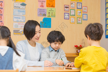 女幼师教小男孩写字图片