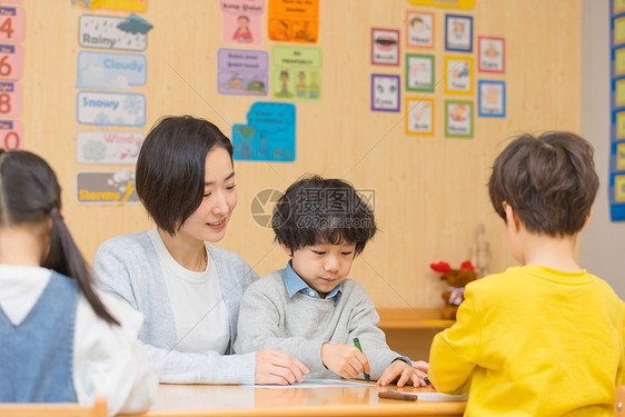 女幼师教小男孩写字图片