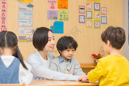 女幼师教小男孩写字图片