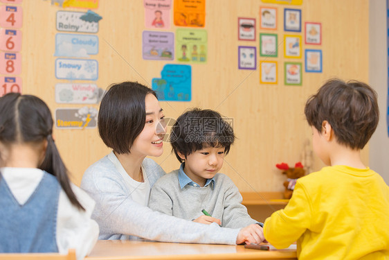 女幼师教小男孩写字图片