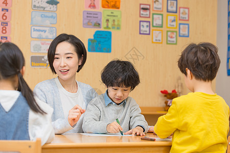 女幼师教小男孩写字图片