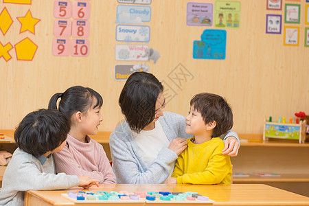 女幼师和小朋友游戏互动图片