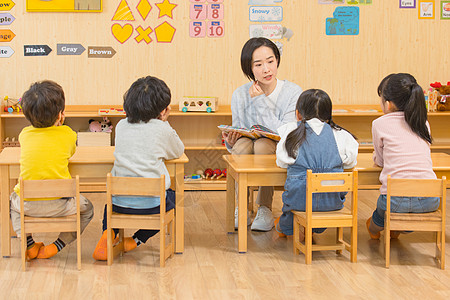 幼儿园老师给孩子们讲故事高清图片