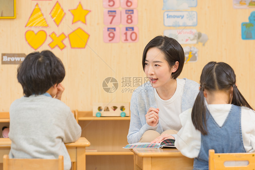 ‘~幼儿园老师给孩子们讲故事  ~’ 的图片