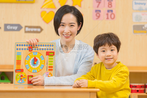 幼儿园老师与小男孩玩玩具图片