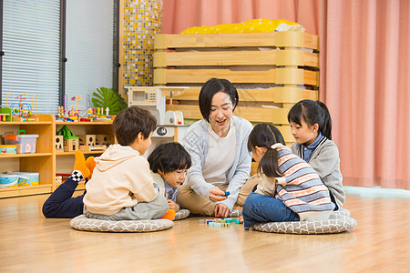 女幼师上课和小朋友们积极互动图片