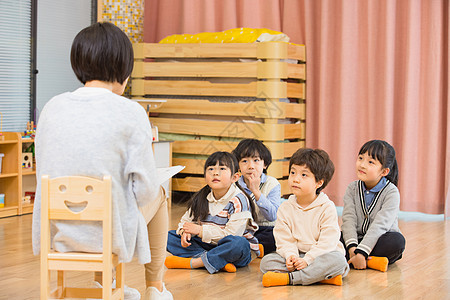 幼儿园老师给小朋友们上课图片