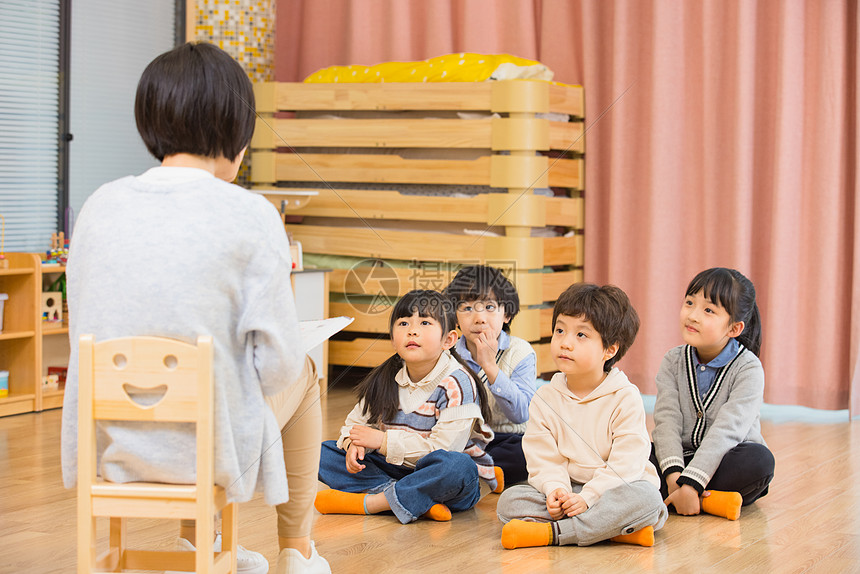 幼儿园老师给小朋友们上课