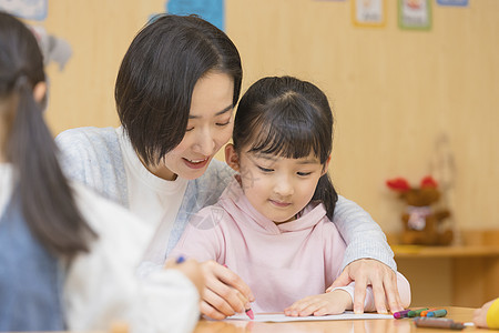 幼儿园老师教小女孩写字高清图片