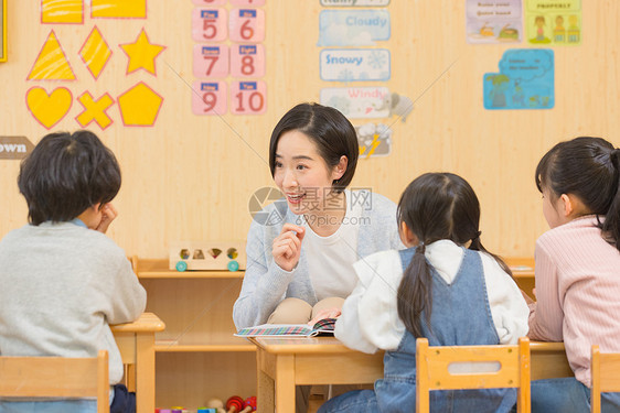 幼儿园老师上课和小朋友互动图片