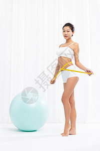 美女用瑜伽球做瑜伽图片