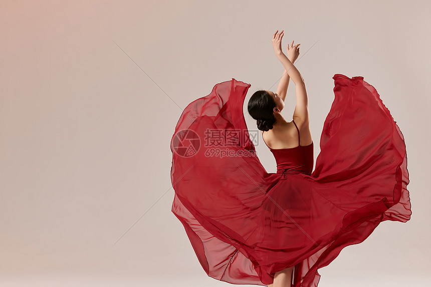 美女舞者甩动长裙裙摆背影