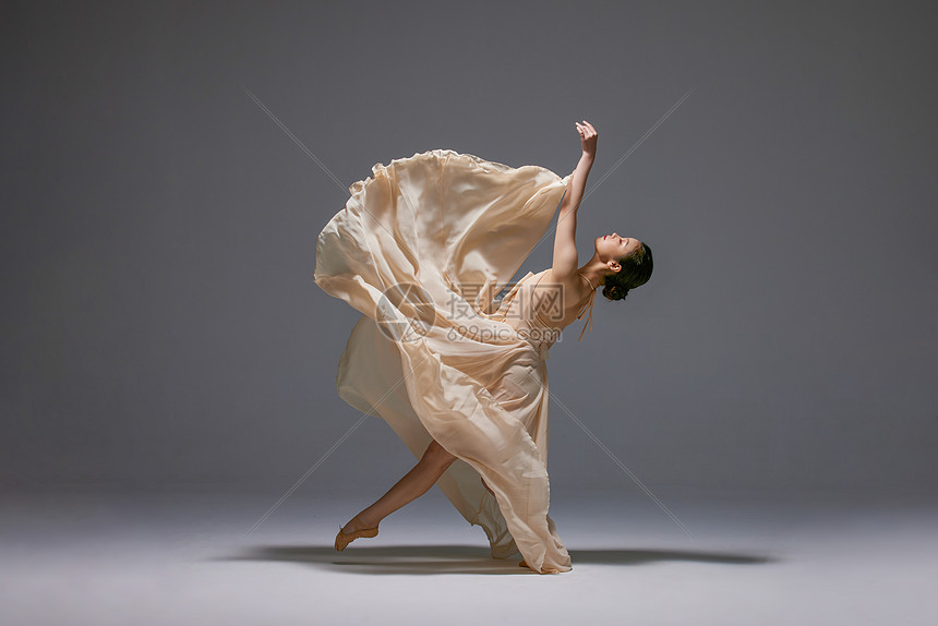 美女舞者甩动长裙裙摆