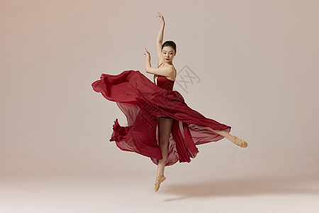 美女舞者跳跃舞动长裙裙摆图片素材