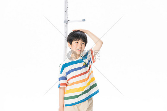 小男孩儿童测量身高图片