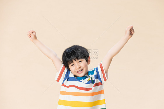 可爱活力儿童小男孩举双手图片