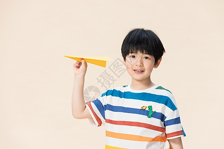小男孩扔纸飞机图片