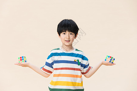 儿童小男孩玩魔方玩具背景图片
