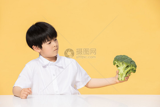 可爱小男孩厌食不吃蔬菜图片