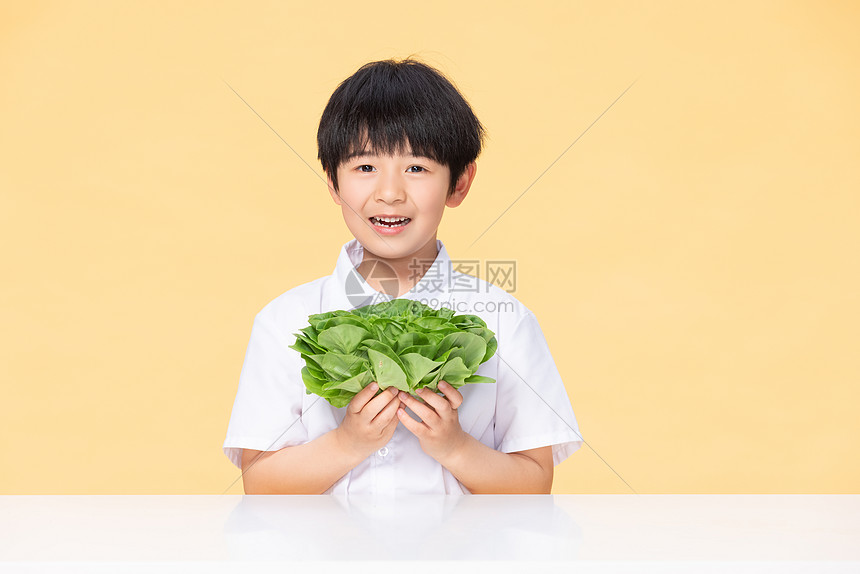 ‘~可爱小男孩健康饮食吃蔬菜  ~’ 的图片