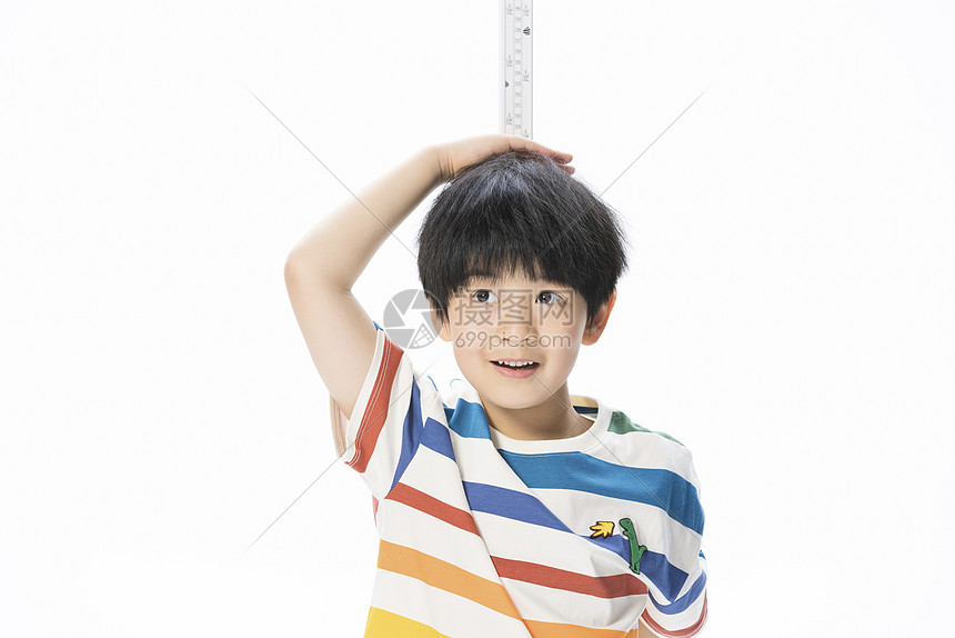 小男孩儿童测量身高图片