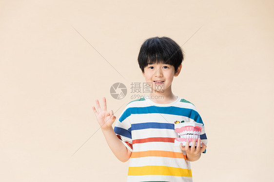 儿童小男孩爱护牙齿健康图片