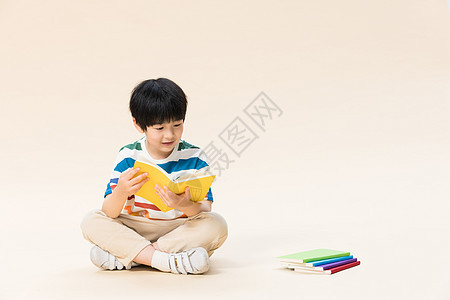 儿童小男孩看书学习图片