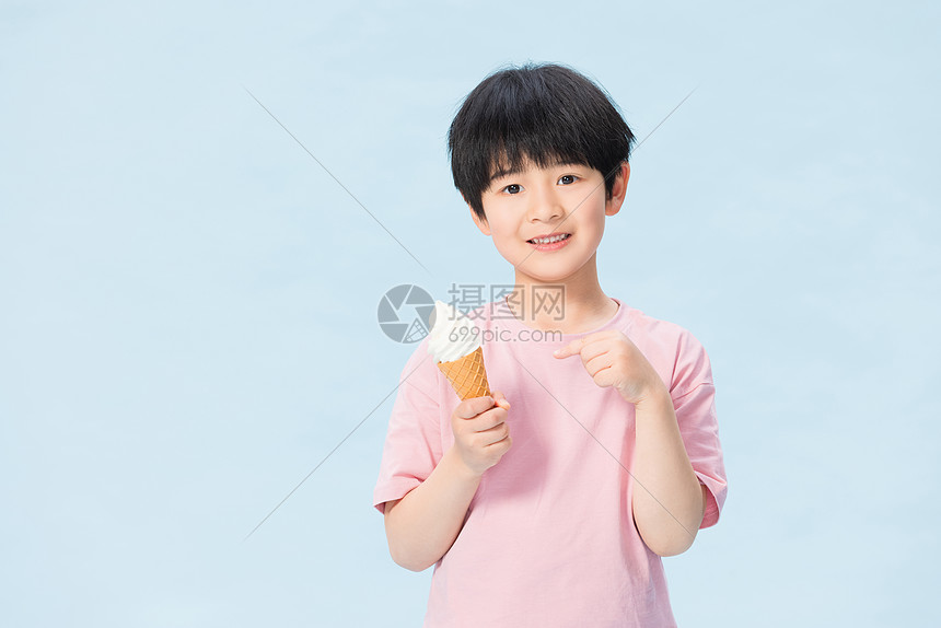 可爱小男孩吃甜筒冰淇淋图片