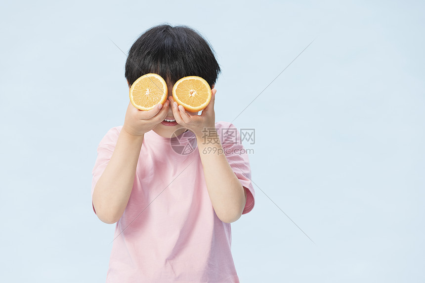 ‘~顽皮小男孩拿橙子搞怪  ~’ 的图片