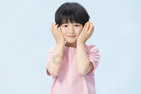 吃橙子插画可爱小男孩吃拿橙子背景