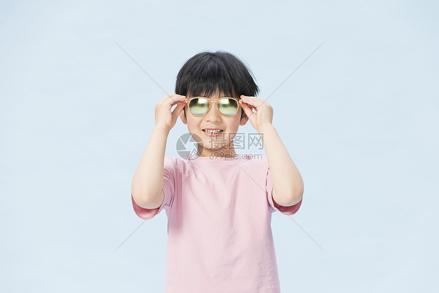 儿童小男孩戴眼镜图片