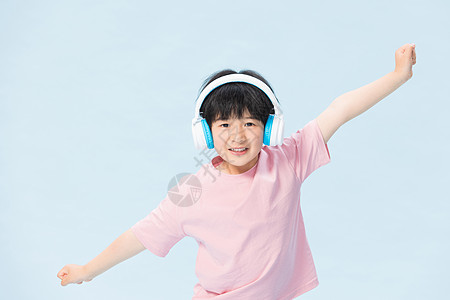 音乐儿童童真小男孩戴耳机听音乐背景