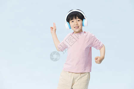 童真小男孩戴耳机听音乐图片