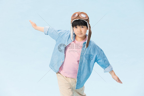 童真小男孩带飞行帽子图片