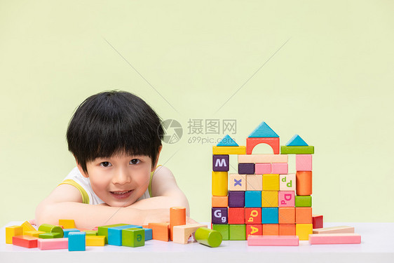 小男孩玩玩具叠积木图片