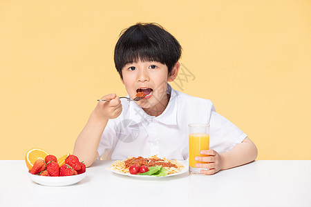 可爱小男孩健康饮食图片