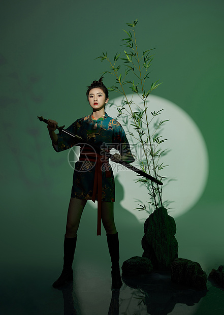 手拿宝剑的中国风美女
